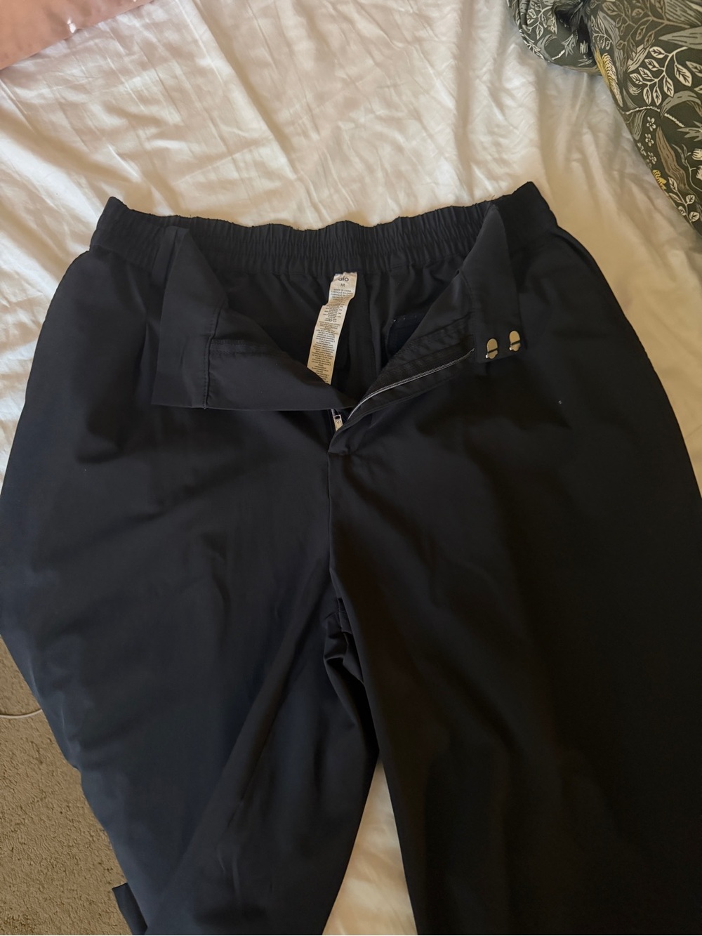 Alo Yoga Women’s Black Elastic-Waist Pants